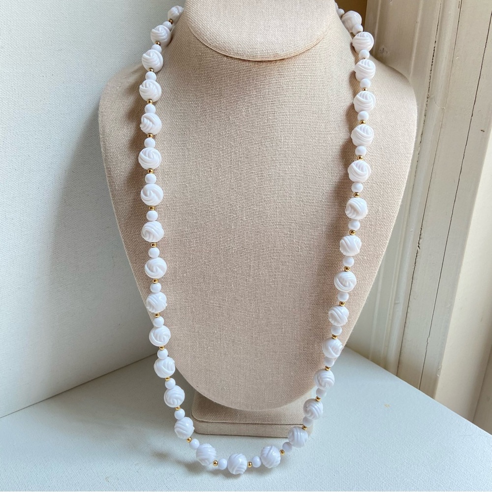 White rosebud shaped beads with goldtone spacers vintage acrylic necklace